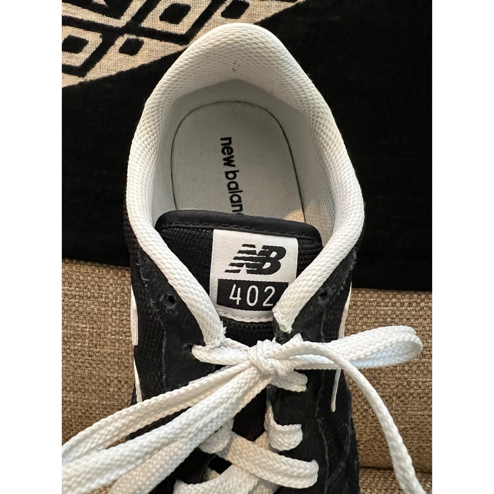 Like new. Ladies New Balance 402 shoes. Size 8. - Picture 13 of 13